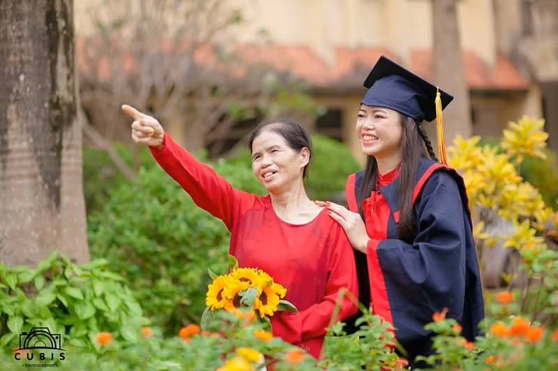Bộ đồ lam lũ của người phụ nữ bươn chải.