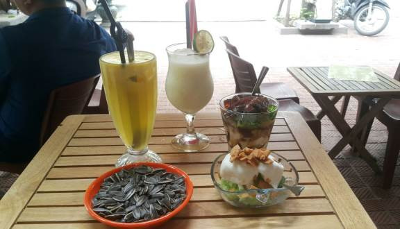 Hồng trà sủi bọt nổi tiếng khu trường Trần Phú, nay đã trở thành một trong những quán cafe vỉa hè có view đẹp nhất Hà Nội