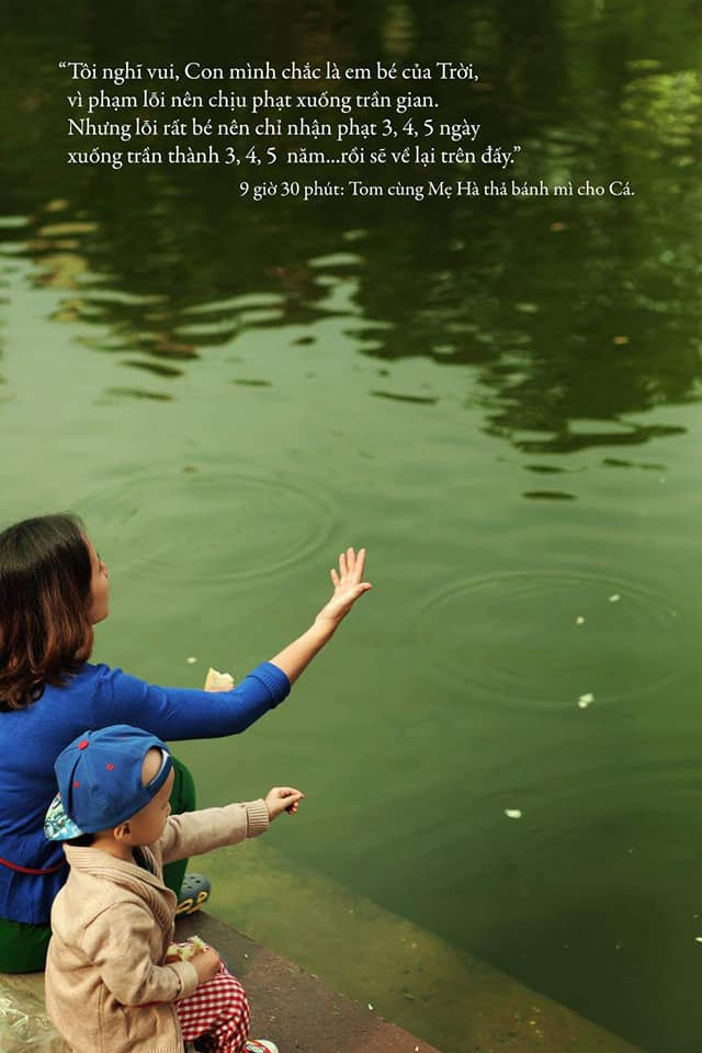 Tom cùng mẹ Hà thả bánh mì cho cá ăn.