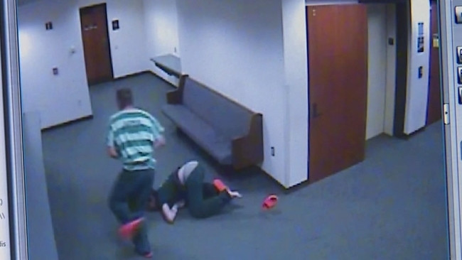 Howard chạy đến mức té ngã, nhưng vẫn kiên trì bỏ trốn.