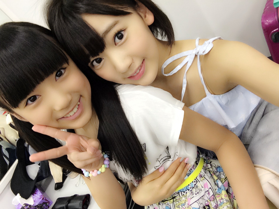 Yabuki Nako lúc bé cùng Miyawaki Sakura, cả hai cùng là thành viên của HKT48.