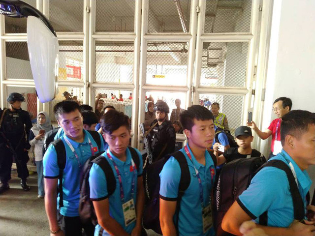 Bùi Tiến Dũng (trái) và các đồng đội tới sân để tham dự trận đấu cuối cùng ở ASIAD.