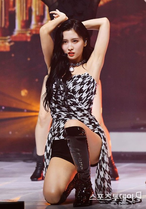 Đây là lần đầu tiên Momo để tóc cao lộ trán từ khi debut. Nhờ đó mà Momo thoát khỏi hình ảnh thơ ngây, trở nên cá tính hơn hẳn.