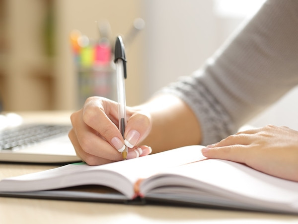 Bạn có thể viết về bất kỳ điều gì, điều quan trọng là cứ viết đều đặn.