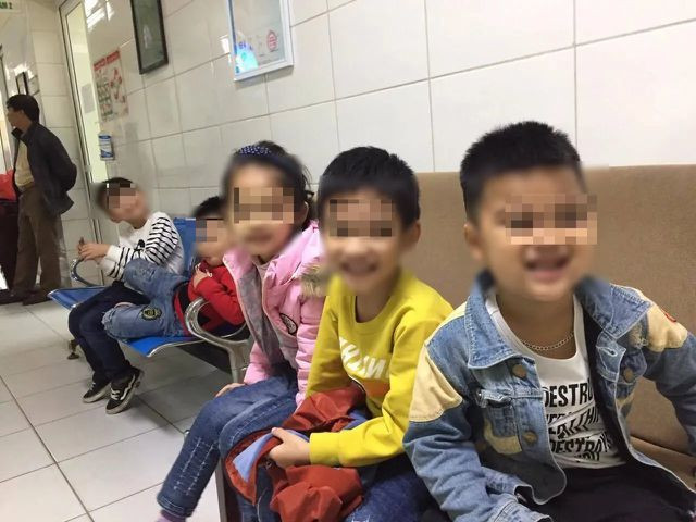 Trẻ em được đưa đến khám đa phần là lứa tuổi mẫu giáo, tiểu học. Ảnh: H.Hải. Trẻ em được đưa đến khám đa phần là lứa tuổi mẫu giáo, tiểu học. Ảnh: H.Hải.