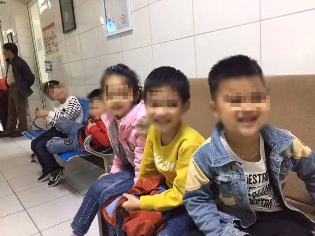 Trẻ em được đưa đến khám đa phần là lứa tuổi mẫu giáo, tiểu học. Ảnh: H.Hải.