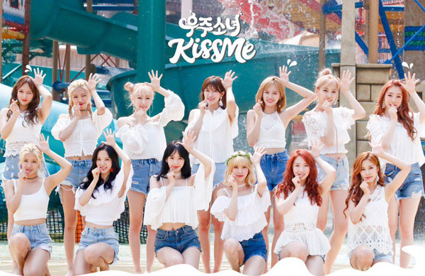 Việc cùng một tông màu nhưng khác về thiết kế giúp mỗi thành viên của Cosmic Girls khoe được nét cá tính riêng nhưng vẫn không mất đi hình tượng chung của cả nhóm.
