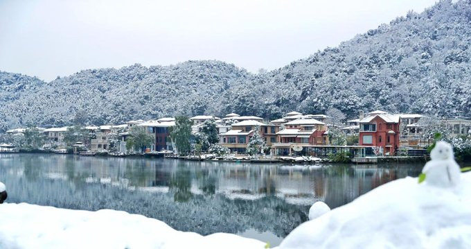 Khung cảnh thơ mộng ven sông tại thành phố Hồ Châu tỉnh Chiết Giang.