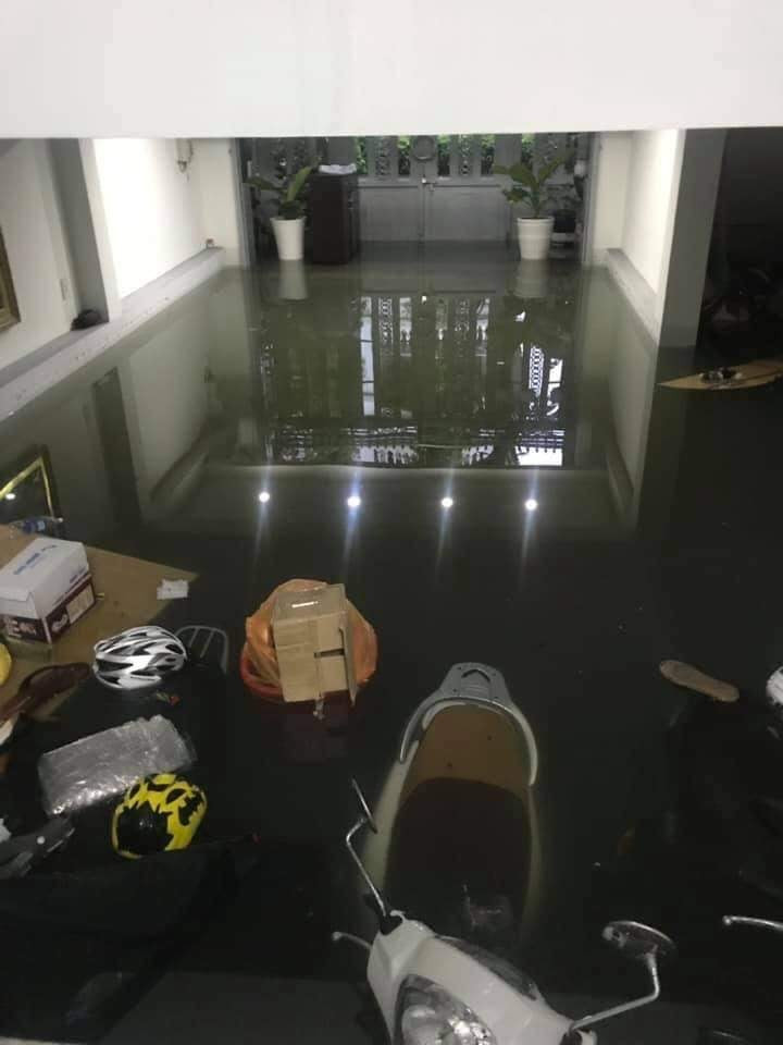 Nhiều nhà dân bị ngập nặng. (Ảnh: Hóng biến Đà Nẵng)