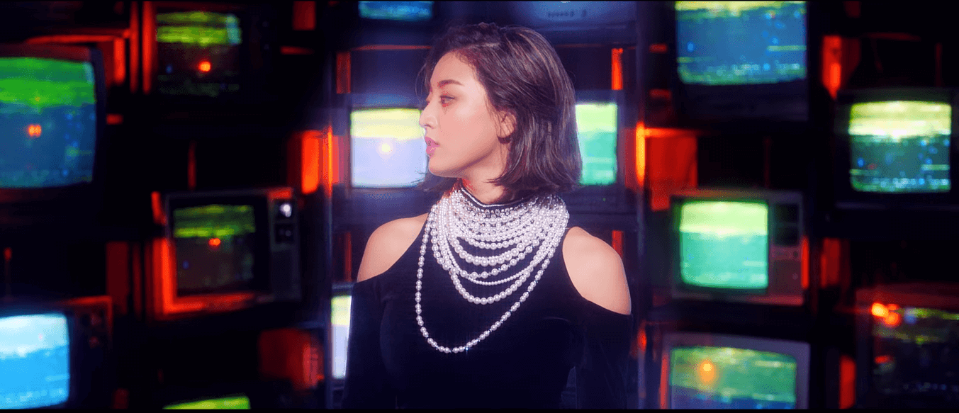 Jihyo luôn có cảm giác ai đấy đang theo dõi mình Jihyo luôn có cảm giác ai đấy đang theo dõi mình