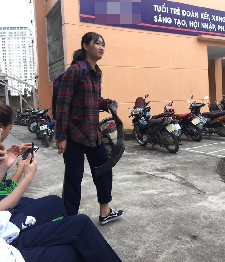 Vác bằng chứng đến lớp để biện hộ cho lí do đi trễ.