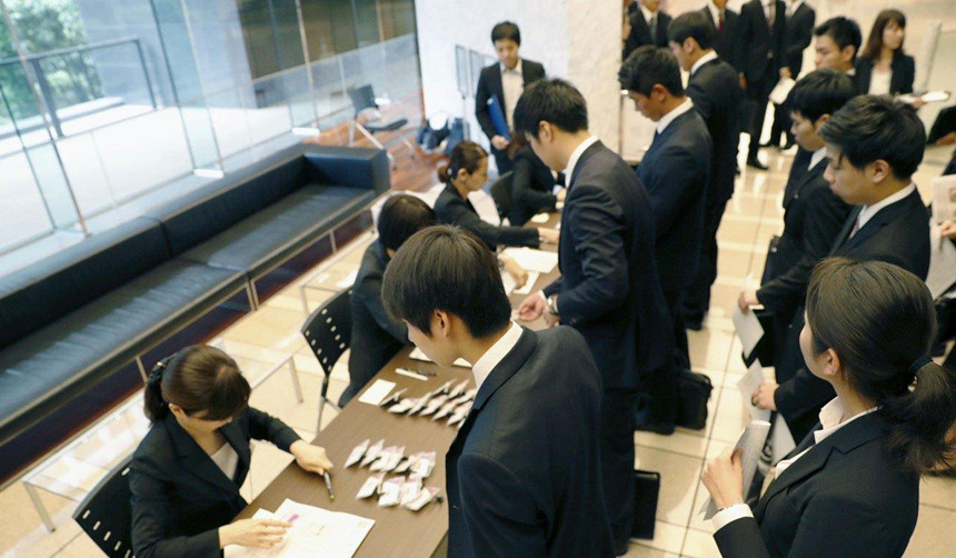 Tìm việc áp lực, mệt mỏi, nhiều thanh niên Nhật Bản muốn tự tử. Ảnh: Kyodo.