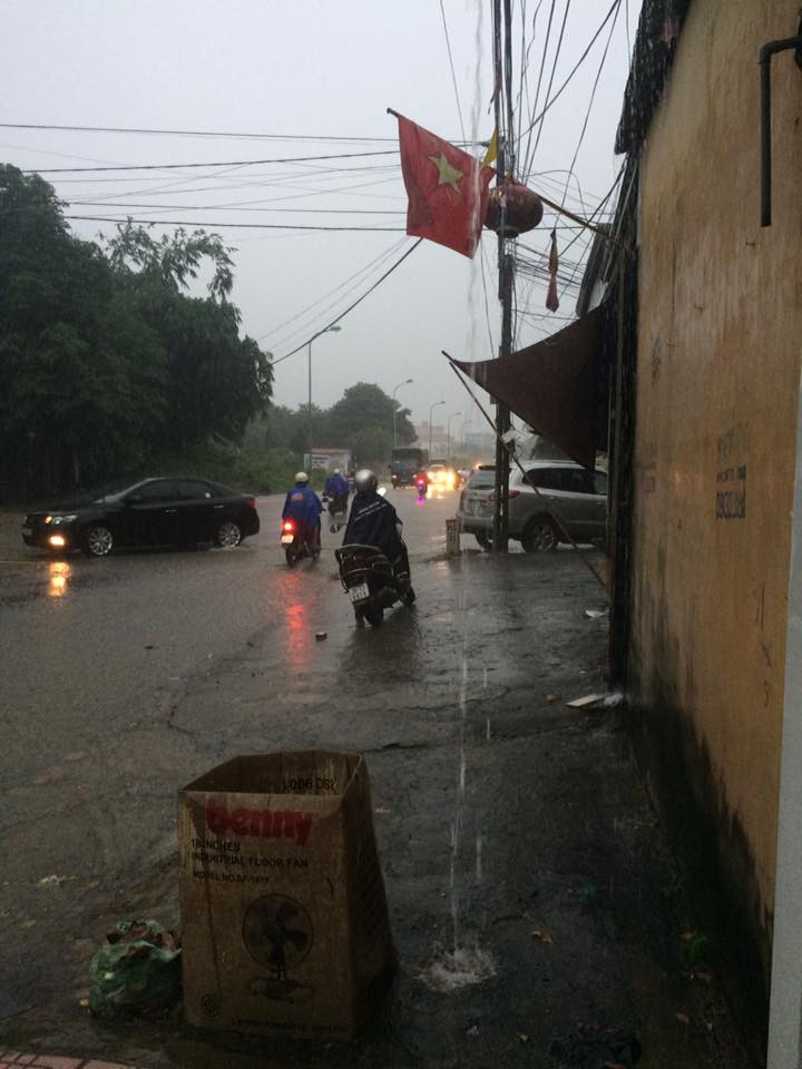 Theo thông tin từ FB Huy Tiến, nhiều đoạn QL6 qua thị trấn Xuân Mai nước ngập sâu 10-20 cm. (Ảnh: FB Huy Tiến)