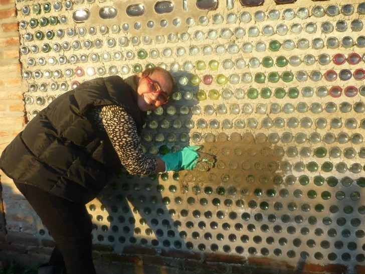 Kỹ thuật xây dựng một ngôi nhà bằng chai lọ cũ vô cùng đơn giản nhưng lại mất khá nhiều thời gian.