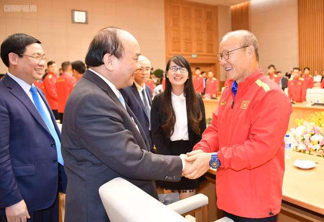 Chiều 21/12, Thủ tướng Nguyễn Xuân Phúc có cuộc gặp mặt, biểu dương thành tích của đội tuyển Việt Nam sau khi đăng quang ngôi vô địch AFF Cup 2018. Ảnh: Chinhphu.vn.