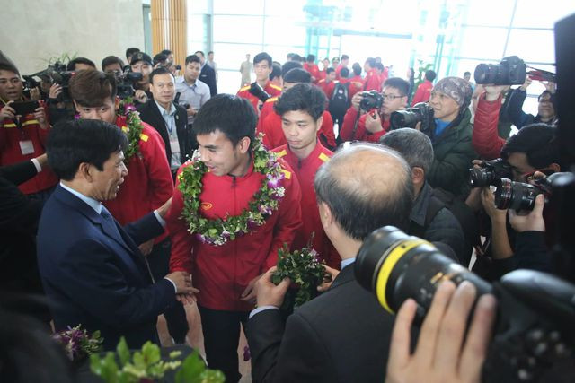 Các tuyển thủ trở về sau chiến công giành được tại UAE.