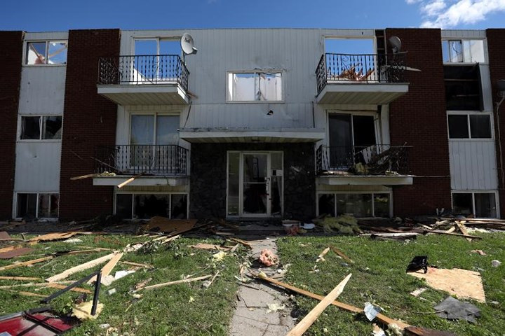 Tầng phía trên đã bị mất mái hoàn toàn.