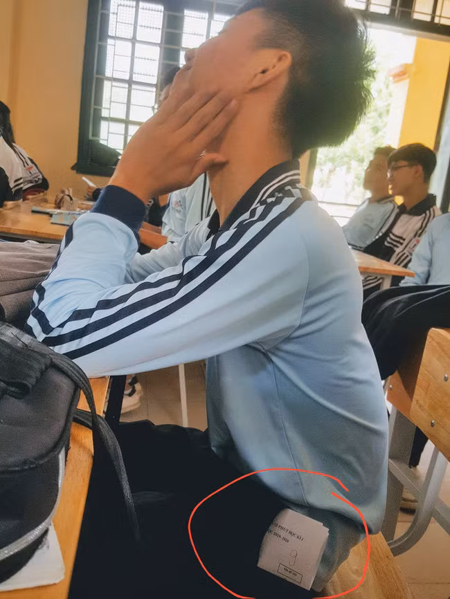 Làm thế nào để khoe điểm 9 một cách khiêm tốn mà bạn bè vẫn tinh tế nhận ra? Hãy học tập cách của cậu bạn này nhé!