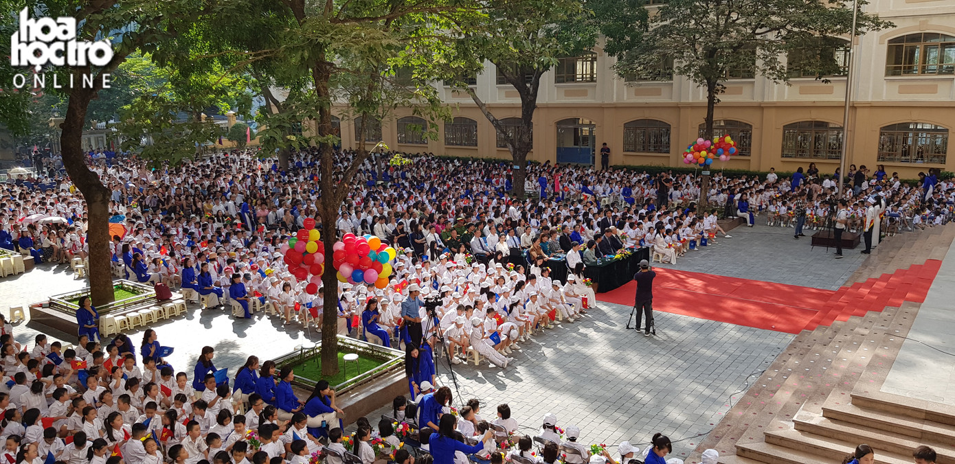 Các học sinh nổi bật trong bộ lễ phục.