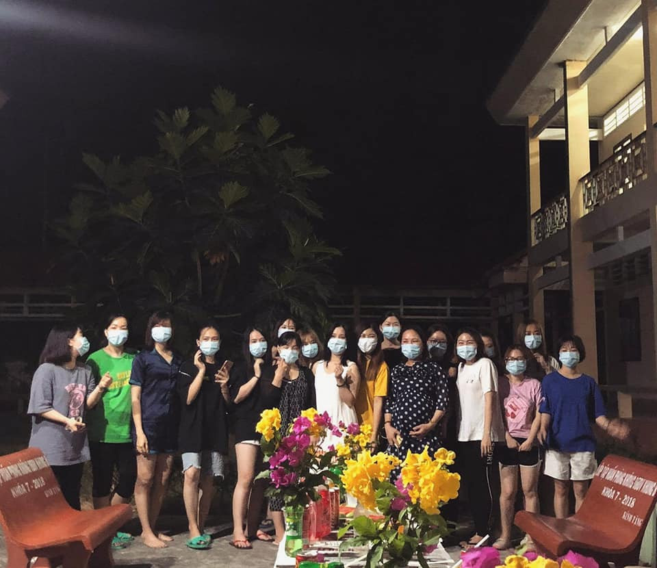 Chương trình 8/3 tại khu cách ly, có đủ từ MC, bánh kem đến hoa tươi dành tặng các bạn nữ luôn đó!