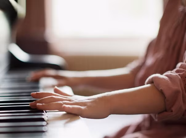 Tập mãi mà cô bé cũng chỉ chơi được một bản nhạc đơn giản nhất.