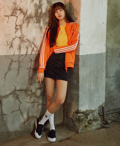 Xu hướng đồ thể thao ngày càng bùng nổ với sự lên ngôi của những item như quần bó chẽn, sneakers, hoodie... Áo khoác thể thao cũng là một kiểu mốt đáng chú ý của mùa đông năm nay.