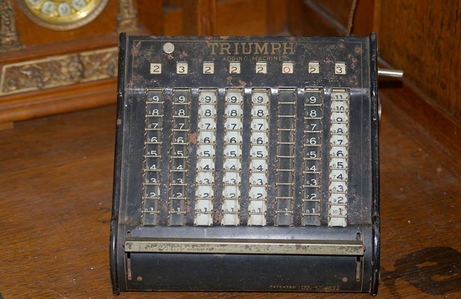 Một chiếc máy tính với bàn phím của Dorr Felt.