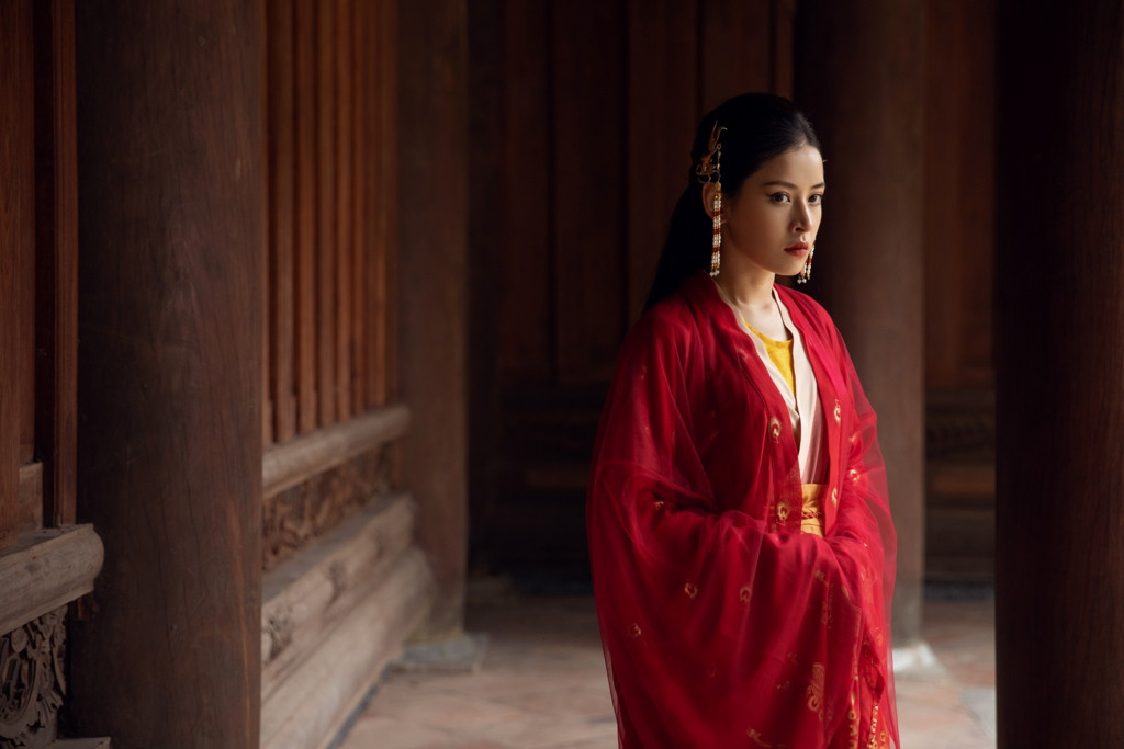 Cám trong Anh ơi ở lại là một cô gái yêu hết lòng nhưng không được hồi đáp, “mặc kệ đúng sai” làm mọi cách để có được người thương và rồi cuối cùng nhận kết cục cay đắng.