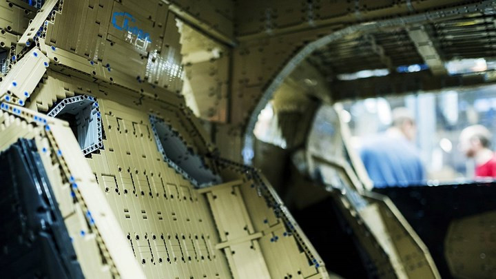 Ghế ngồi làm bằng Lego, có cả logo Chiron trên tựa đầu.