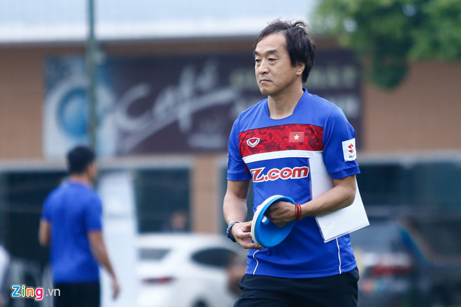 Ông Bae ra đi, trợ lý Lee Young-jin trở thành người Hàn Quốc duy nhất còn lại hỗ trợ cho thầy Park. Ảnh: Minh Chiến.