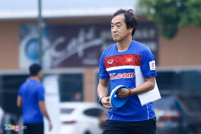 Ông Bae ra đi, trợ lý Lee Young-jin trở thành người Hàn Quốc duy nhất còn lại hỗ trợ cho thầy Park. Ảnh: Minh Chiến.