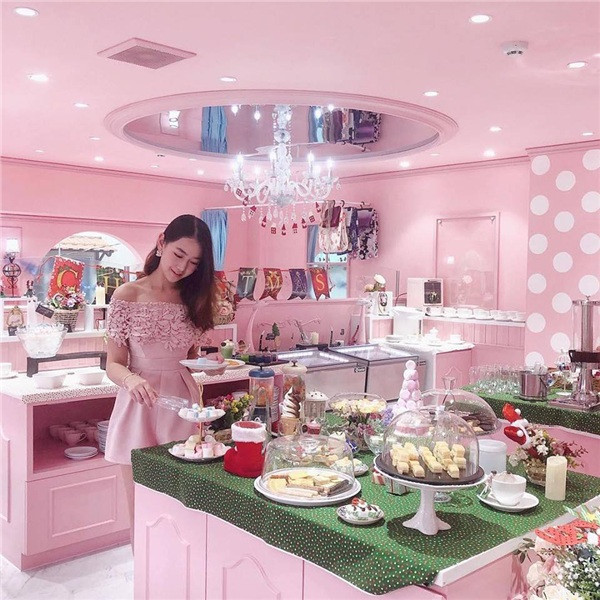 Những thực khách đầu tiên trải nghiệm tại tiệm trà dành cho những cô nàng "bánh bèo".