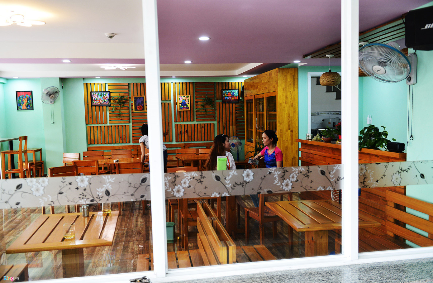 Khuôn viên trước và sau chung cư, hành lang, sảnh... cũng đã được sửa chữa, dọn dẹp. Một số quán cà phê, ăn uống, cửa hàng tiện lợi xung quanh tầng trệt đã đi vào hoạt động trở lại.