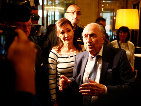 Ông Blatter và bạn gái đến Nga dự World Cup 2018. REUTERS