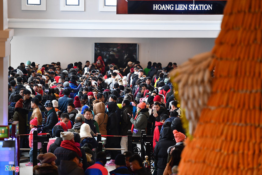Ga cáp treo chở khách lên đỉnh Fansipan sáng 1 Tết Dương lịch đông nghẹt. Nhiều người phải đợi nửa tiếng mới có thể lên được cabin để di chuyển lên cao.