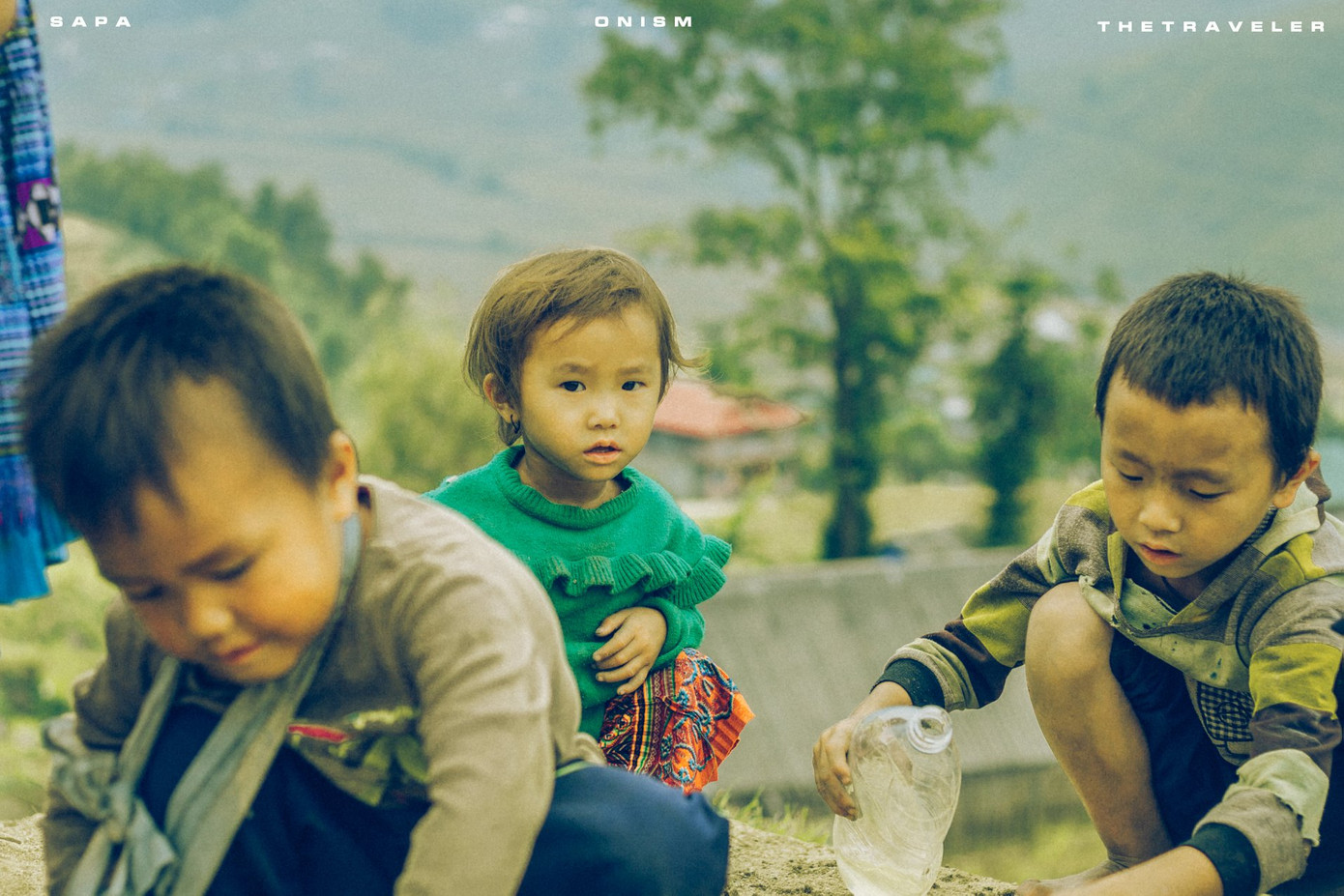 Khác xa những đứa bé tay cầm đồ lưu niệm, lưng cõng em ở thị trấn SaPa những đứa trẻ trong bản khá nhút nhát khi thấy người lạ.
