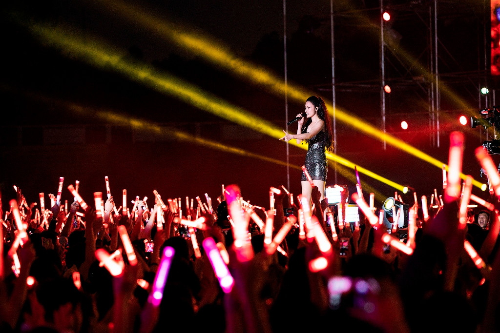 Không gian âm nhạc Pop và Ballad được Đông Nhi cùng ê-kíp khéo léo sắp xếp vào để thay đổi không khí đang vô cùng sôi động.