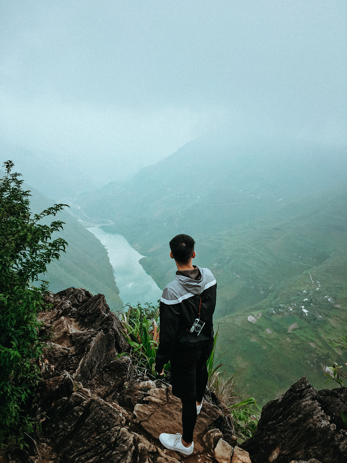 Mỏm đá nhô ra trên đèo Mã Pì Lèng, đây chính là nơi cảm nhận được trọn vẹn sự hùng vĩ bao la của núi rừng miền biên giới phía bắc.