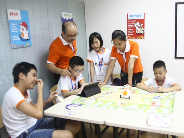 Lớp học lập trình “Discovery Summer Camp with E-Robot Albert”
