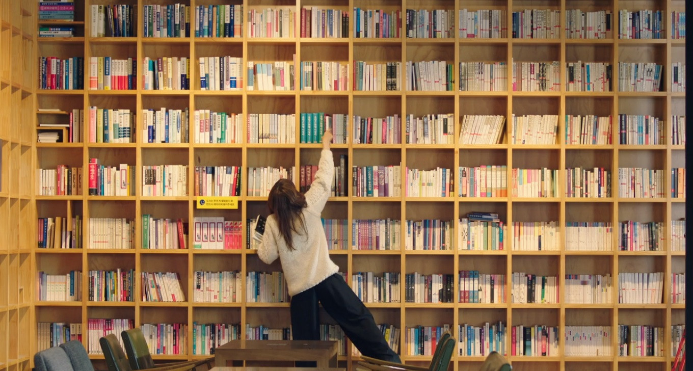 Nhà xuất bản nơi hai nhân vật chính làm việc dĩ nhiên là càng có nhiều sách hơn hết.