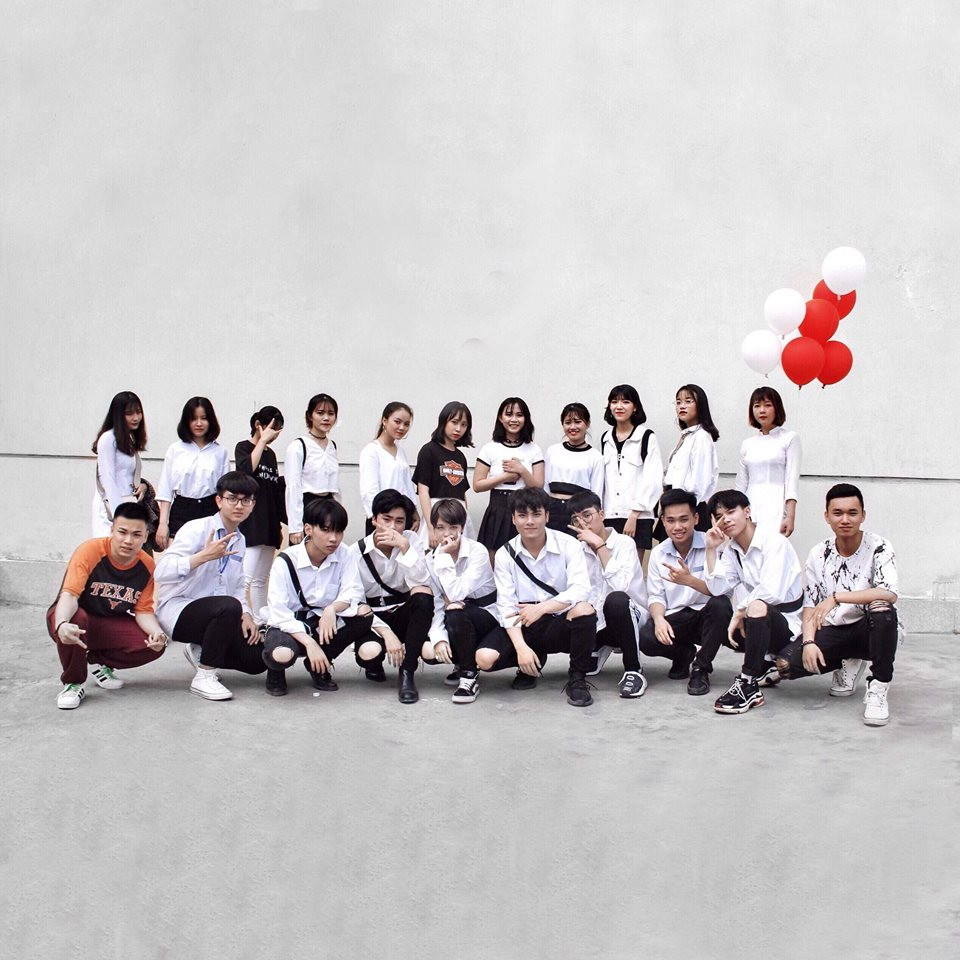 Hình ảnh các thành viên CLB Freaky Crew khi "rũ bỏ" áo mưa và trở về với phong cách hiện đại nè!