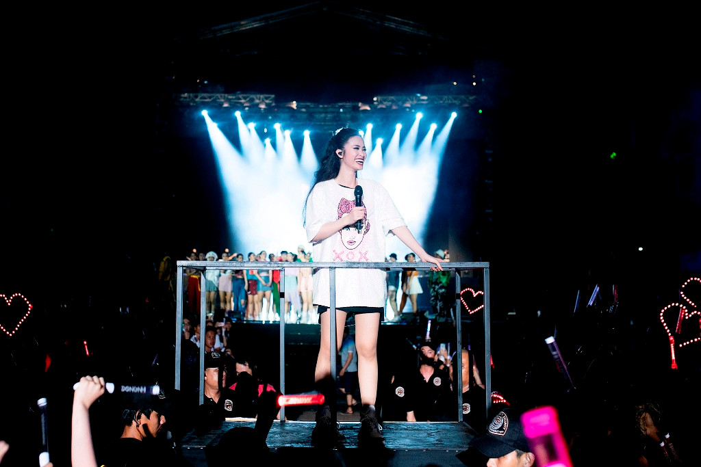 Và liveshow Ten On Ten chính thức khép lại với ca khúc đầy cảm động We Belong Together.