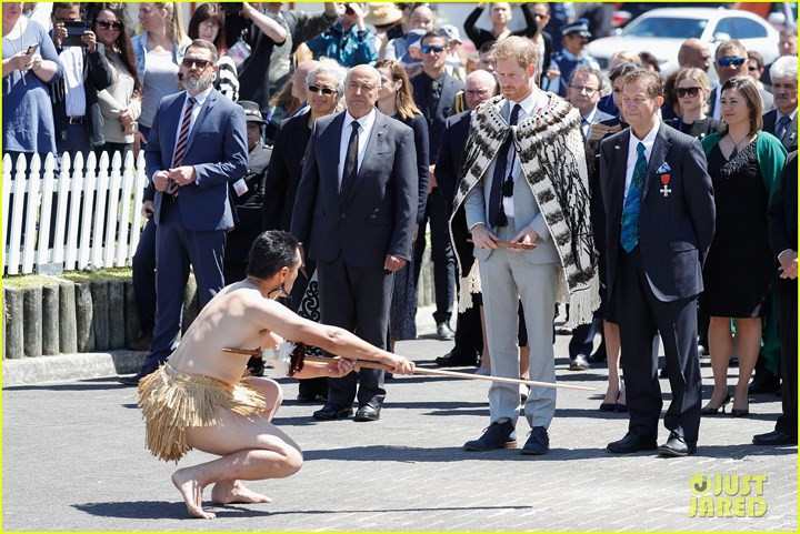 Các chiến sĩ chạy ra sân nhảy múa tìm hiểu ý định của quan khách, bạn hay thù. Nếu quan khách là bạn đến thăm với ý tốt, họ tiếp đón nồng nhiệt.