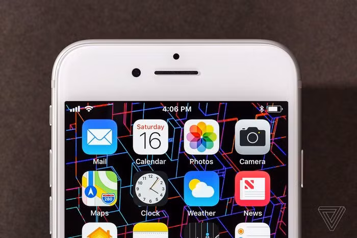 iPhone 9/ iPhone SE 2 có thể được ra mắt vào cuối tháng 3 song sẽ khan hàng khi lên kệ do chuỗi cung ứng Apple chịu nhiều ảnh hưởng từ virus corona. (Ảnh: The Verge)