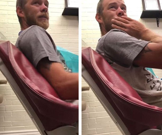 Anh Dillon Moore xúc động khi nhìn mình trong gương sau khi sửa răng