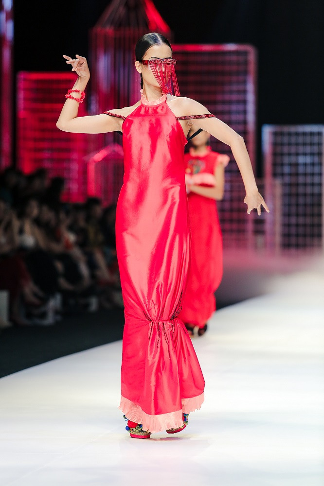 VIFW: Hoa hậu Kỳ Duyên trình diễn catwalk đầy mê hoặc trong BTS của NTK Thủy Nguyễn ảnh 9 VIFW: Hoa hậu Kỳ Duyên trình diễn catwalk đầy mê hoặc trong BTS của NTK Thủy Nguyễn ảnh 9