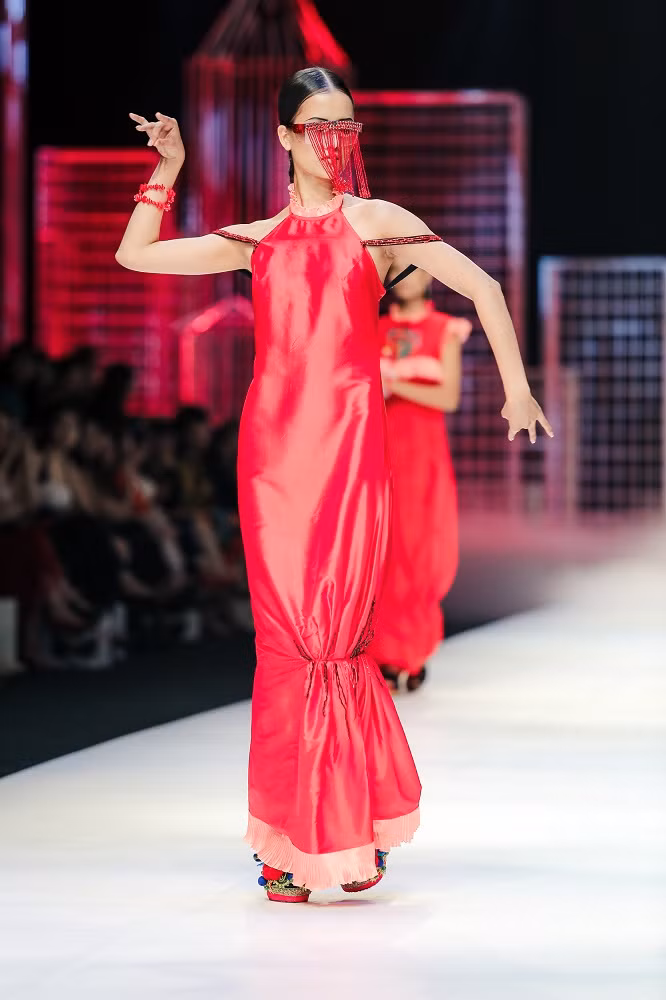 VIFW: Hoa hậu Kỳ Duyên trình diễn catwalk đầy mê hoặc trong BTS của NTK Thủy Nguyễn ảnh 9