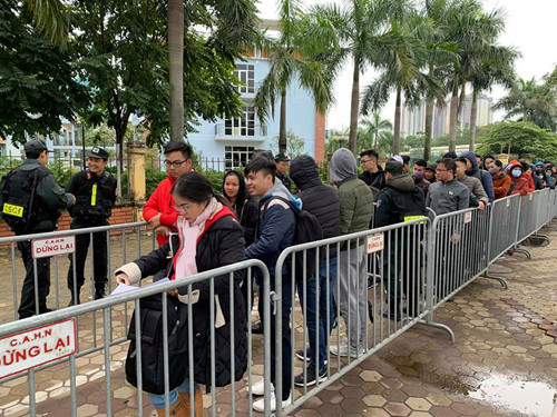 Các bạn gái cũng không quản ngại cái lạnh. Ảnh: TRẦN TUẤN ANH.