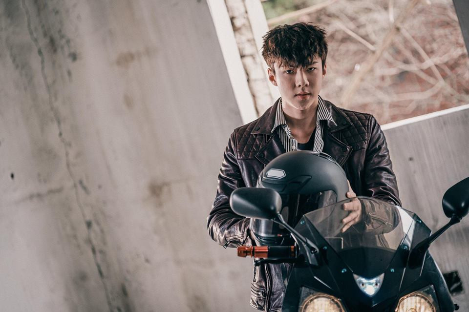 Kang Hyuk ngược lại, vô cùng ngang tàng