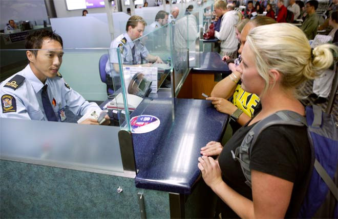 Quầy làm thủ tục nhập cảnh tại một sân bay ở New Zealand. ẢNH: CHỤP MÀN HÌNH TE ARA.